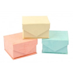 Scatolina colorata in cartoncino con chiusura magnetica