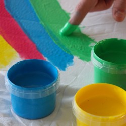 Tempera a dita PER TESSUTI 6 barattoli 100 grammi Tempera a dita PER TESSUTI 6 barattoli 100 grammi